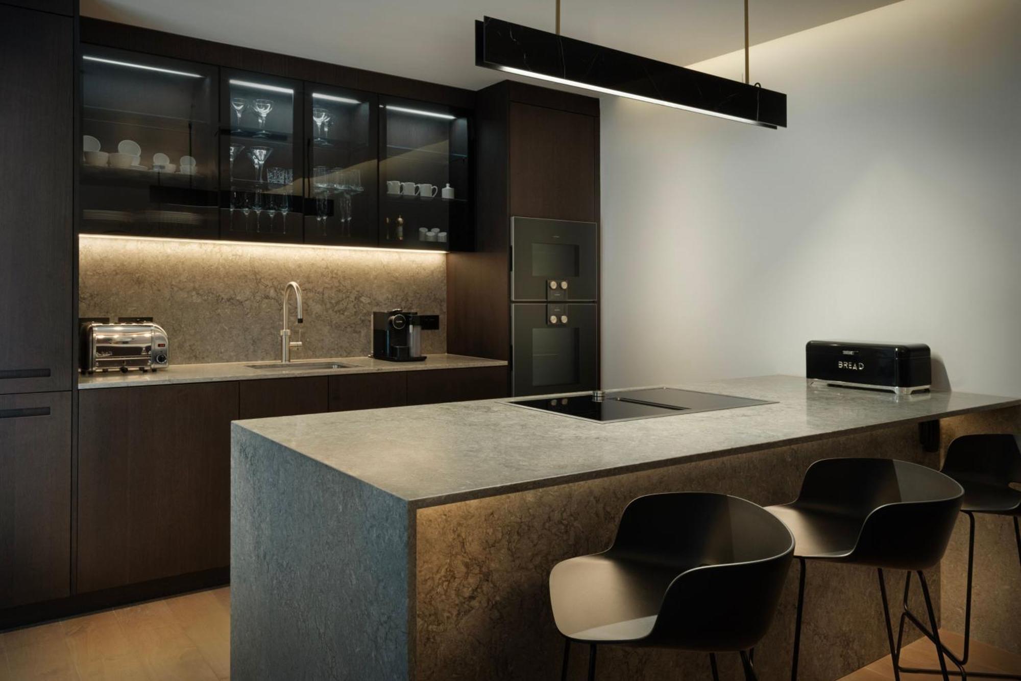 The Westin London City Exterior foto A kitchen with a linear pendant light